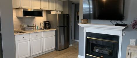 Full-size fridge, microwave, stovetop, coffee/tea maker