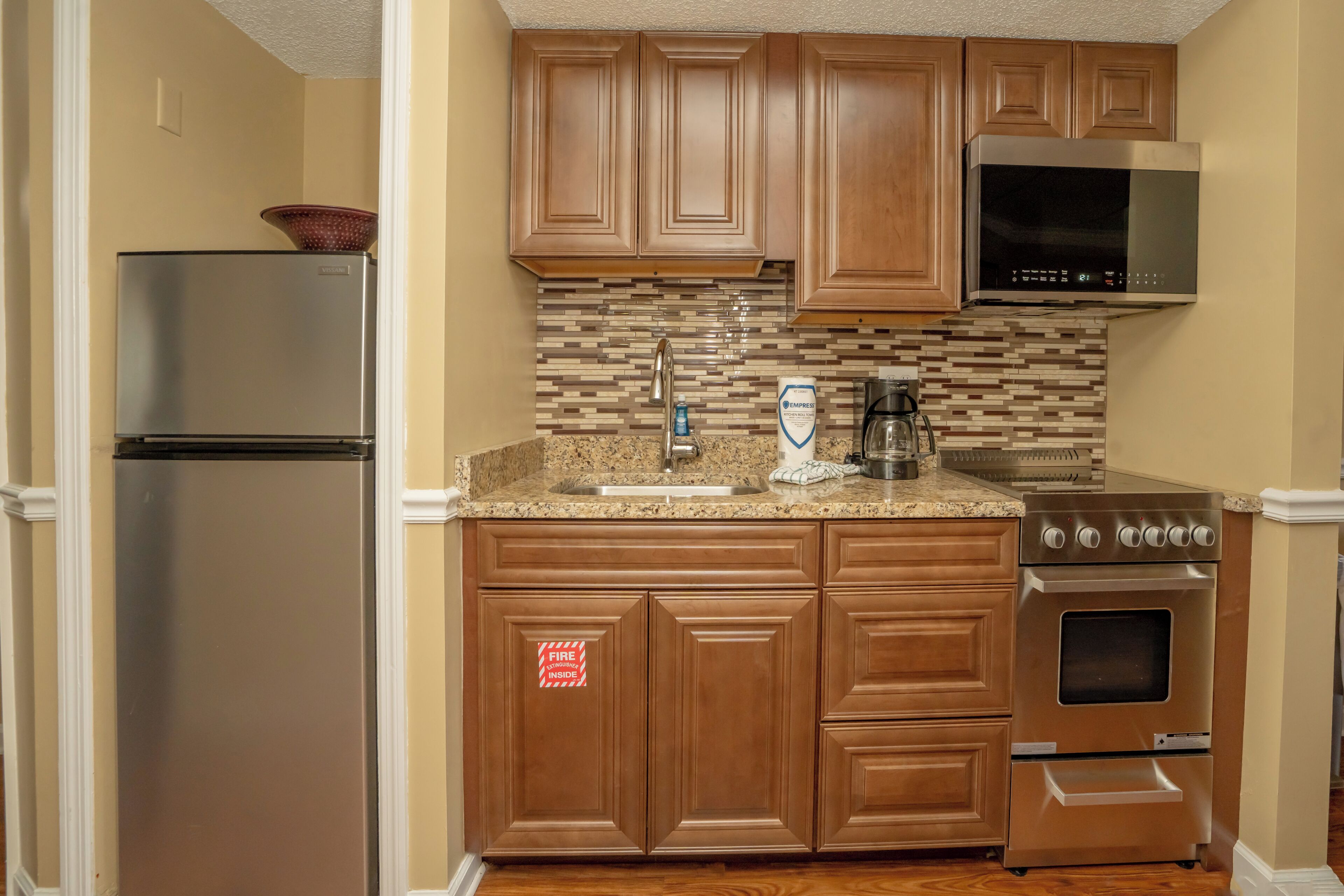 Coffee/tea maker, fridge, microwave, stovetop