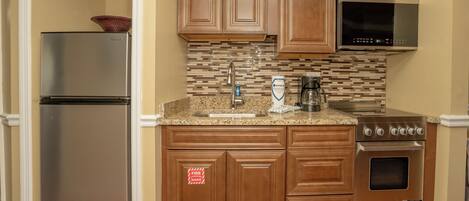 Coffee/tea maker, fridge, microwave, stovetop