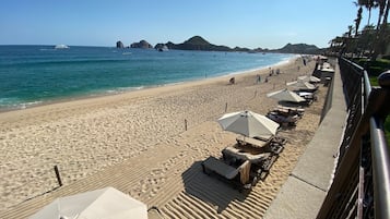 Sulla spiaggia, lettini da mare, teli da spiaggia