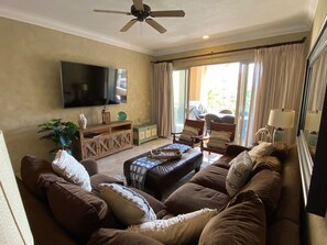 Smart TV, videogiochi, lettore DVD, libri