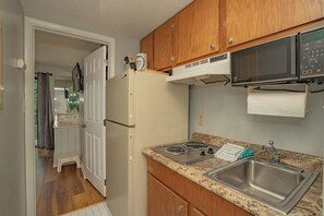 Coffee/tea maker, full-sized fridge, microwave, stovetop