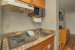 Coffee/tea maker, full-size fridge, microwave, stovetop
