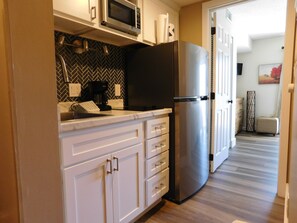 Refrigerador, microondas, parrilla de estufa y cafetera y tetera 