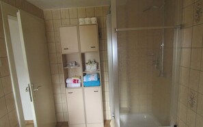 Badewanne, Haartrockner, Handtücher, Seife