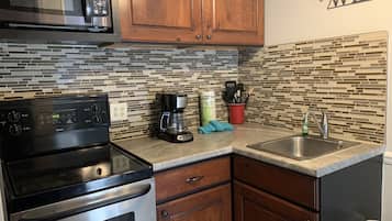 Refrigerador con congelador, microondas, horno y parrilla de estufa