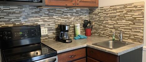 Full-sized fridge, microwave, oven, stovetop