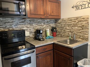 Kjøleskap, mikrobølgeovn, ovn og kokeplater