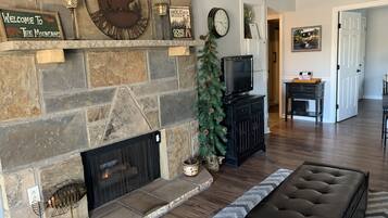 Televisión y chimenea