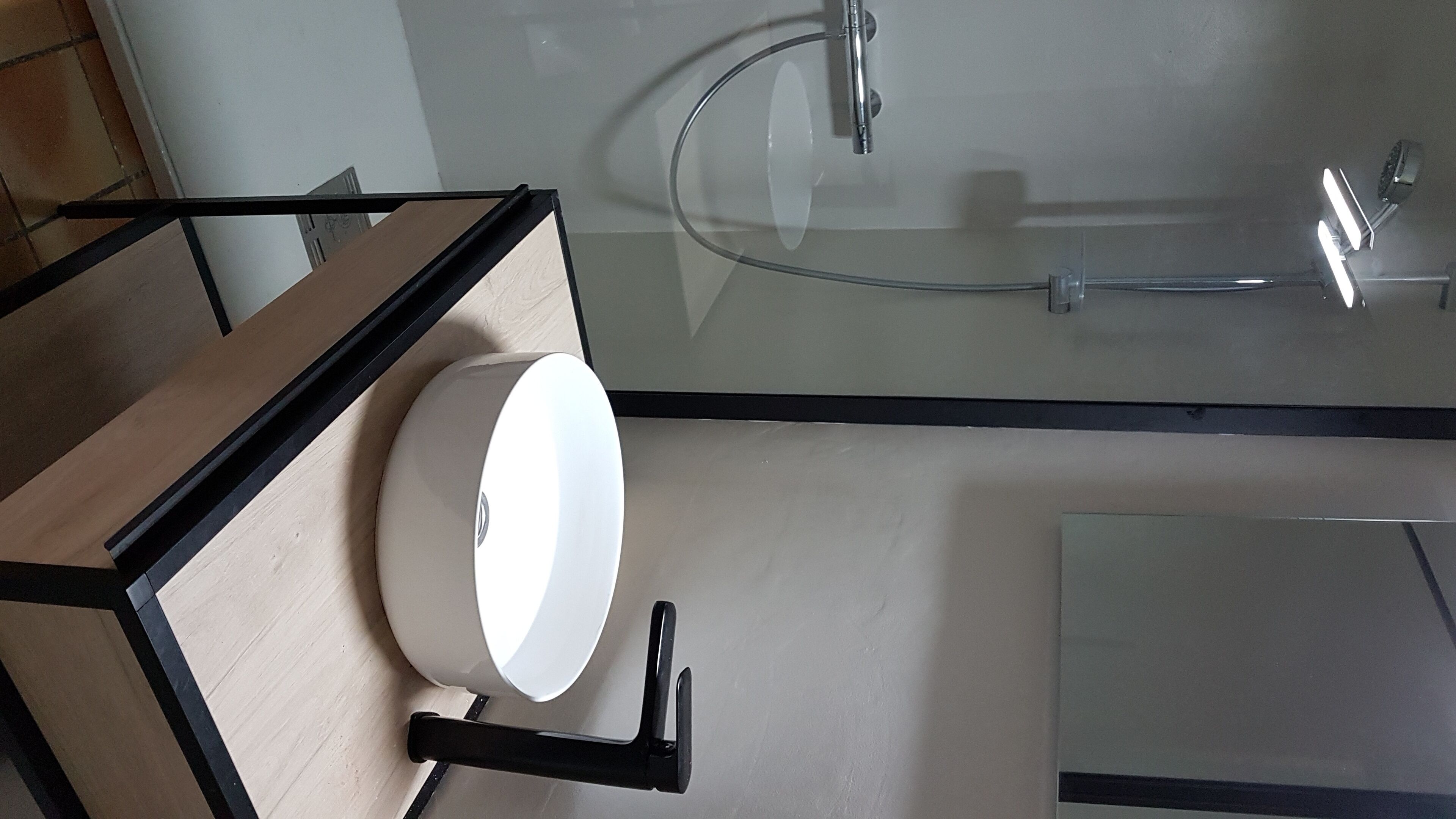 Regadera, toallas, papel de baño 