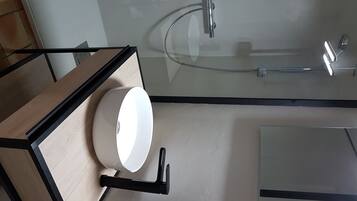 Regadera, toallas, papel de baño