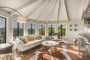 Fernseher, Kamin, Tischtennisplatte, Stereoanlage