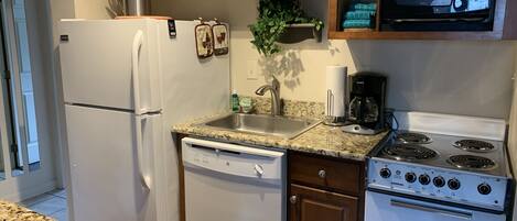 Täysikokoinen jääkaappi, mikroaaltouuni, liesi, kahvin-/teenkeitin