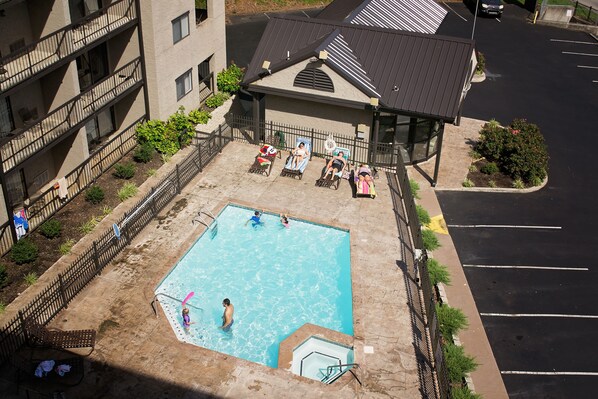 Piscine extérieure (ouverte en saison)