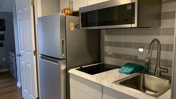 Coffee/tea maker, fridge, microwave, stovetop