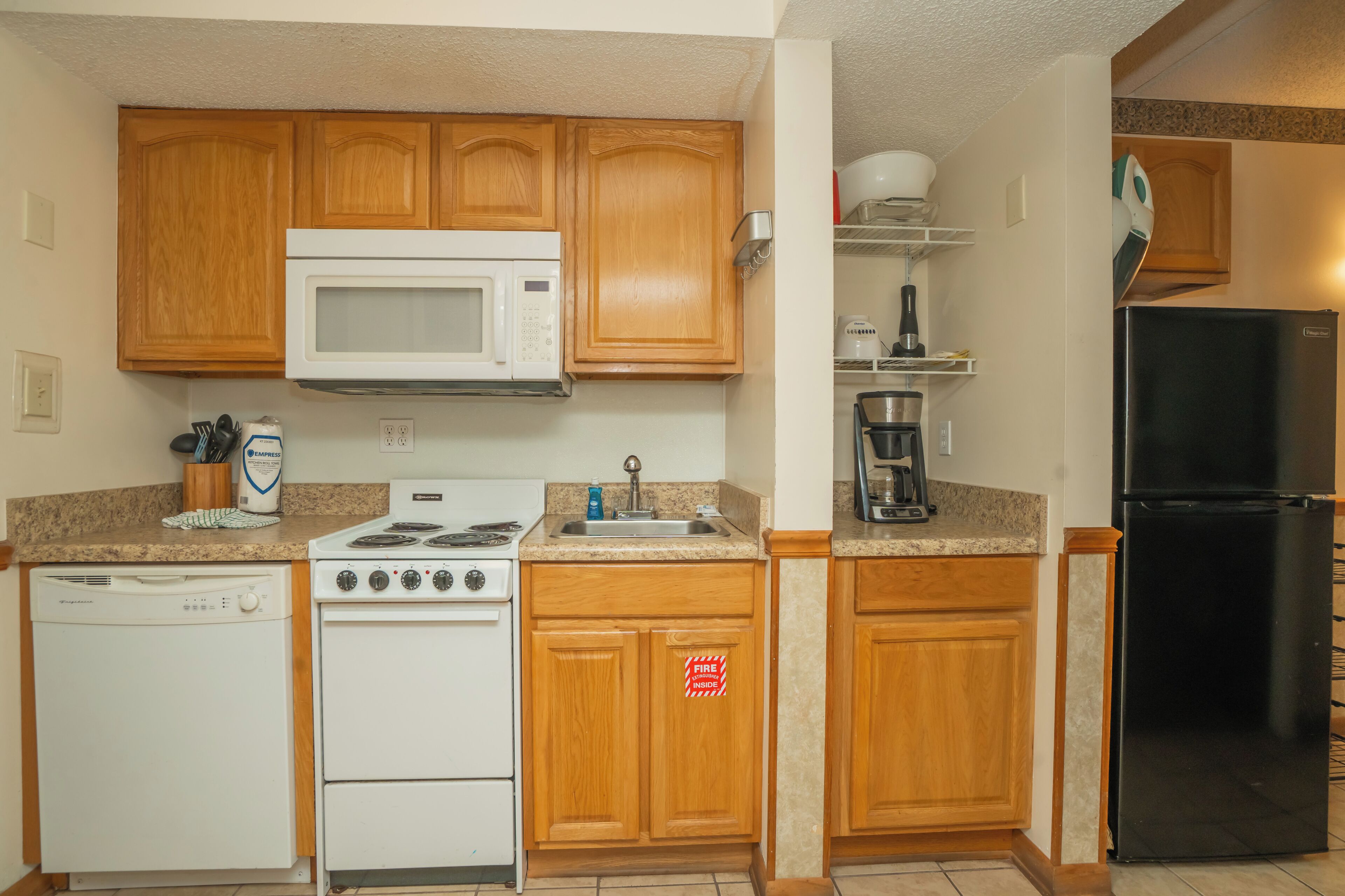 Coffee/tea maker, fridge, microwave, stovetop