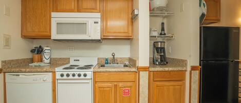 Coffee/tea maker, fridge, microwave, stovetop
