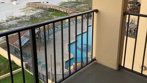 Ein Balkon mit Blick auf Strand und Pool.