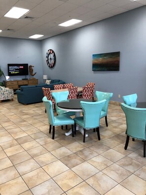 Dining - Beach front condo 2 BR 2 Bath Sleeps 6 (Orange Beach)