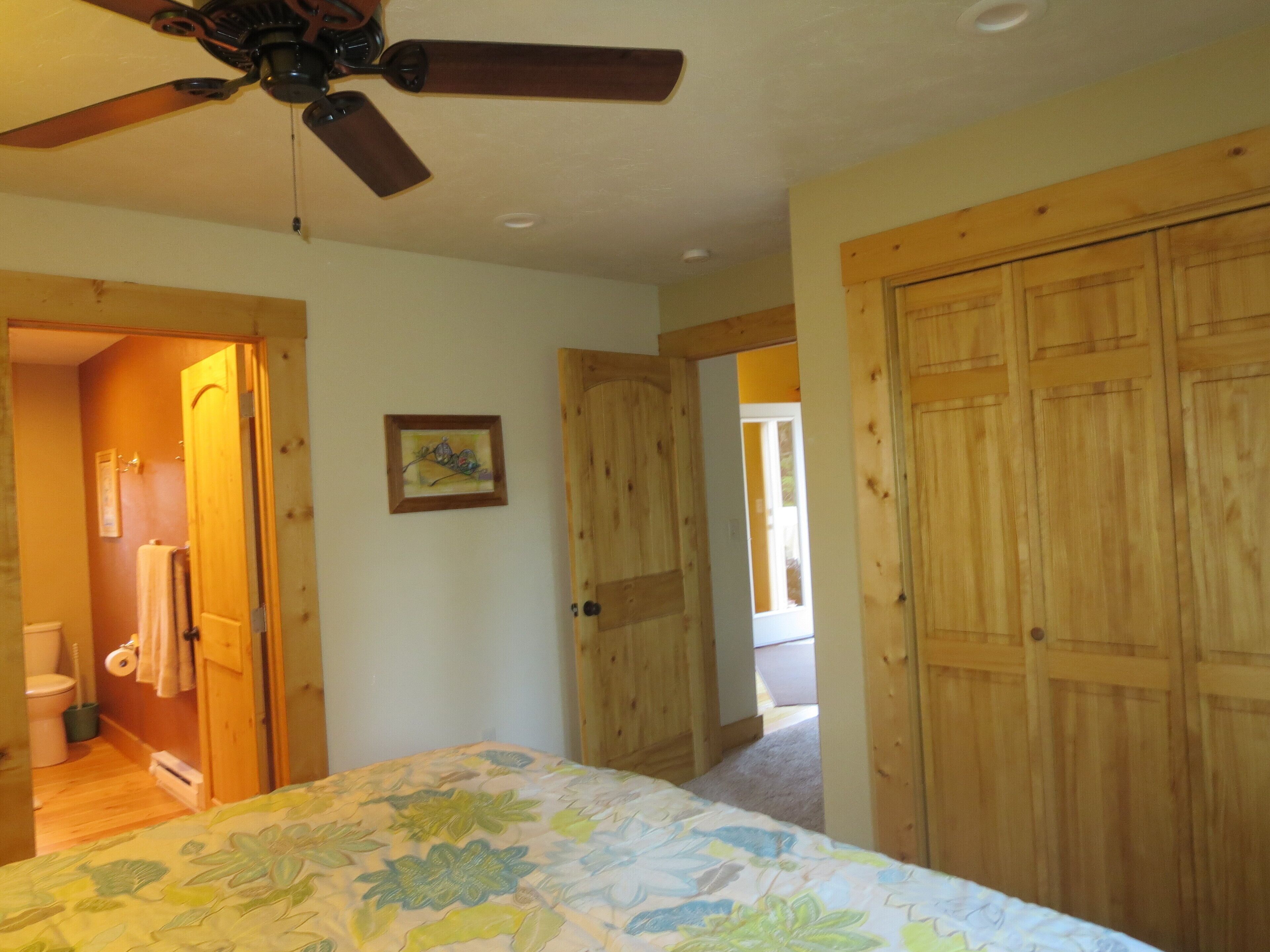 1 Schlafzimmer, Zimmersafe, Schreibtisch, Bügeleisen/Bügelbrett