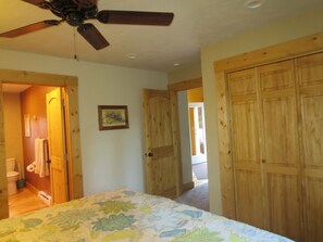 1 Schlafzimmer, Zimmersafe, Schreibtisch, Bügeleisen/Bügelbrett