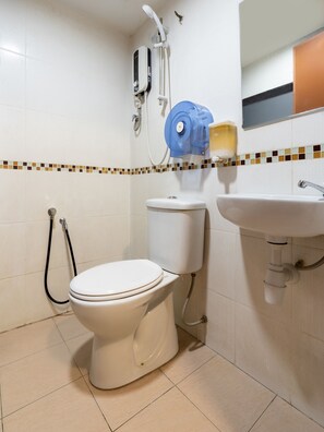 A bathroom with a toilet, a sink, and a shower. - OYO 89717 Budget Star Hotel (Kuala Lumpur)