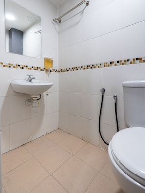 A bathroom with a white sink, a mirror, a toilet, and a shower. - OYO 89717 Budget Star Hotel (Kuala Lumpur)