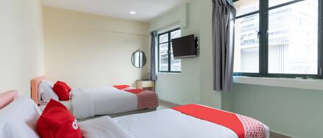 Deluxe Triple Room | Desk, free WiFi, bed sheets