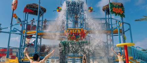 Un parc aquatique doté d’un grand toboggan et de nombreuses aires de jeux.