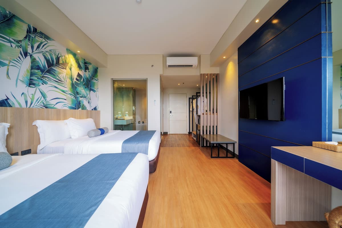 Minibar, caja de seguridad en la habitación y escritorio