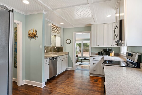 冰箱、微波炉、烤箱、炉灶