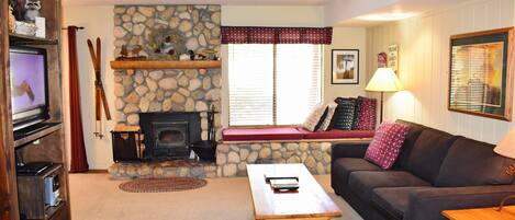 Fernseher, Kamin, DVD-Player