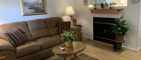 Een televisie en een open haard