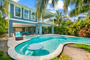 A heated pool - Luxury Island Retreat:  Pool, Spa and Walk to Beach (Anna Maria)
