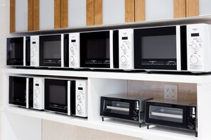 Frigorifero nell'area comune, forno a microonde nell'area comune