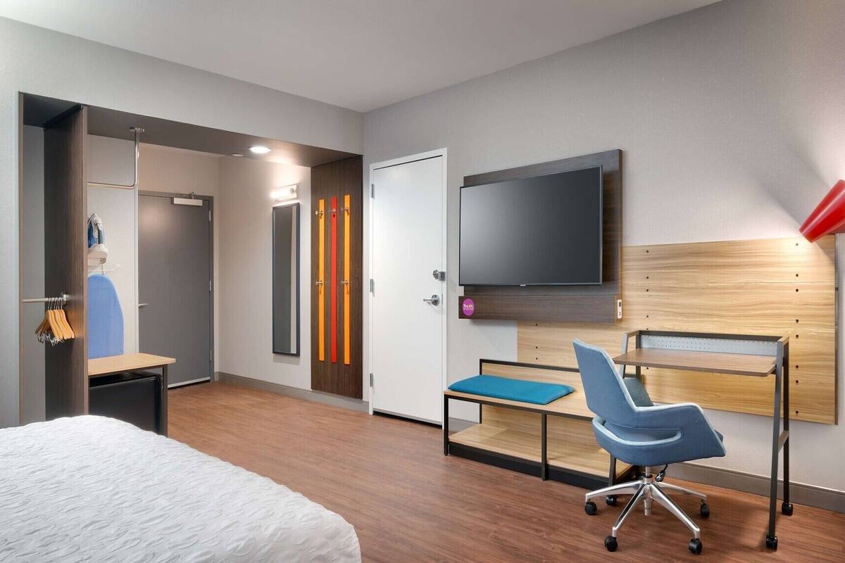 Escritorio, espacio para trabajar con laptop y cortinas blackout