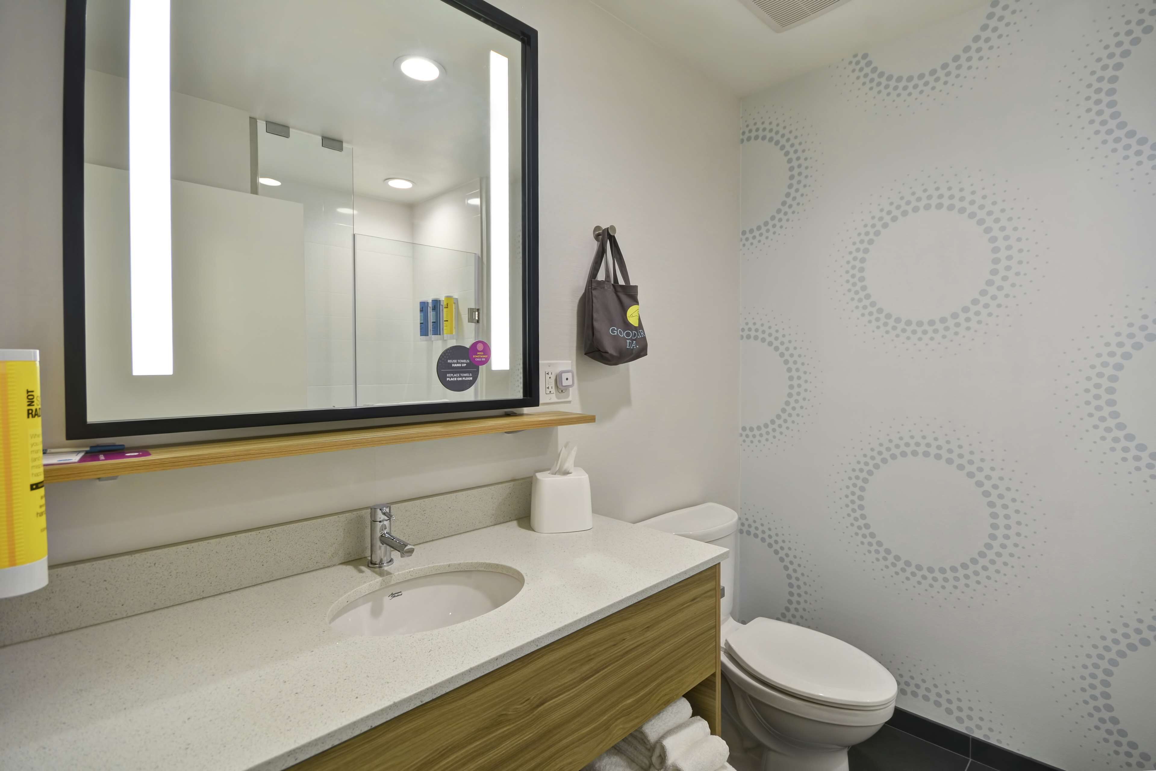 room, 1 king bed | bathroom | combined shower/bathtub, towels, soap, shampoo