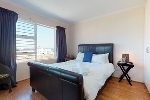 2 bedrooms, desk, blackout curtains, free WiFi - Copper Den Condo (Cape Town)