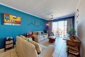 Design Apartment | Living room | Flat-screen TV - Copper Den Condo (Cape Town)