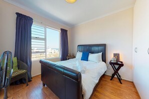 Design Apartment | 2 bedrooms, desk, blackout drapes, free WiFi - Copper Den Condo (Cape Town)