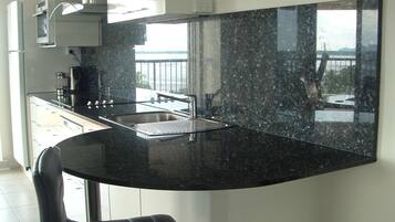 Apartamento panorâmico | Cozinha privada | Geladeira grande, micro-ondas, fogão, cooktop