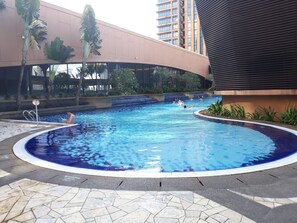 สระว่ายน้ำกลางแจ้ง