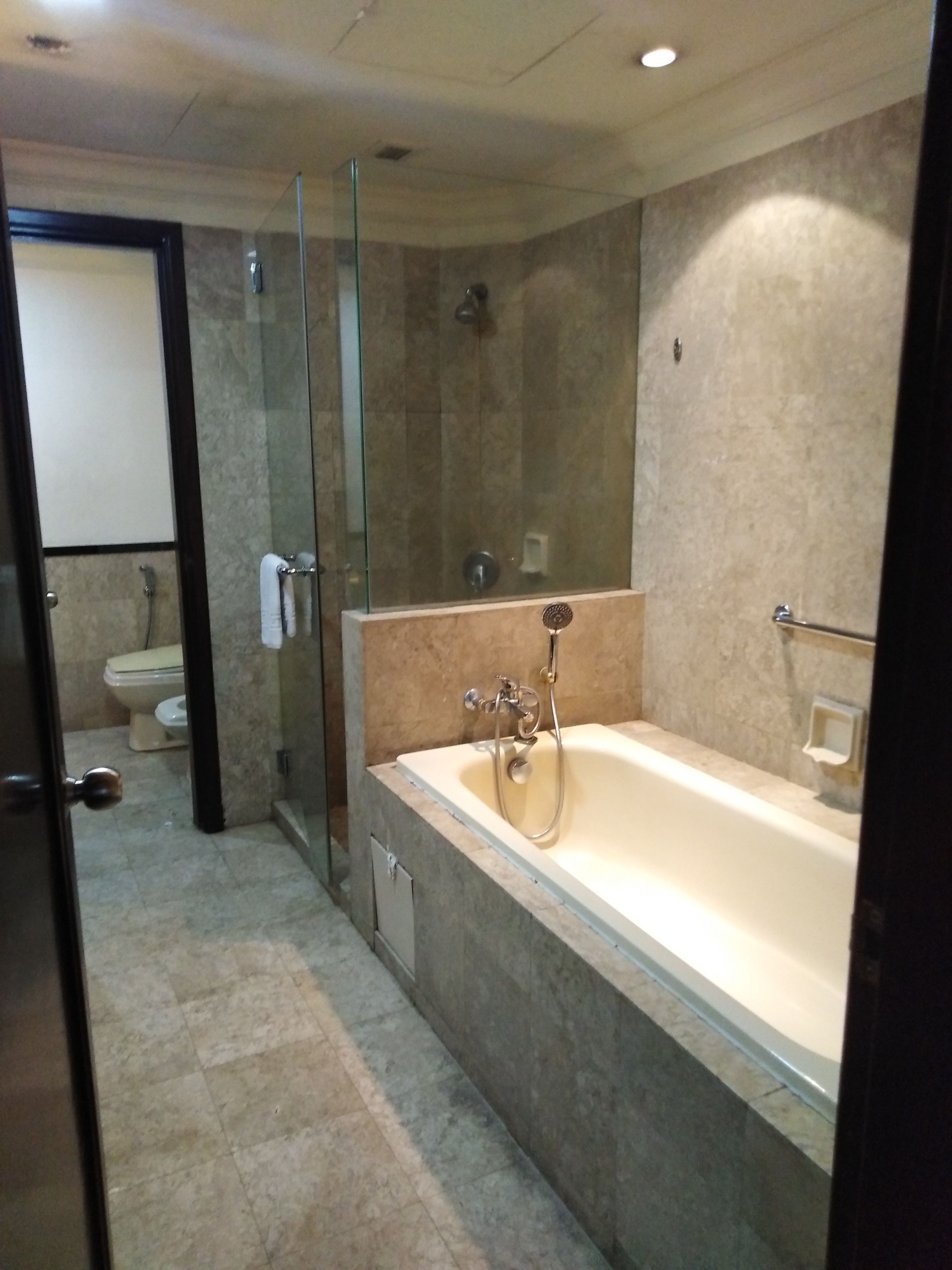 Deep soaking bathtub