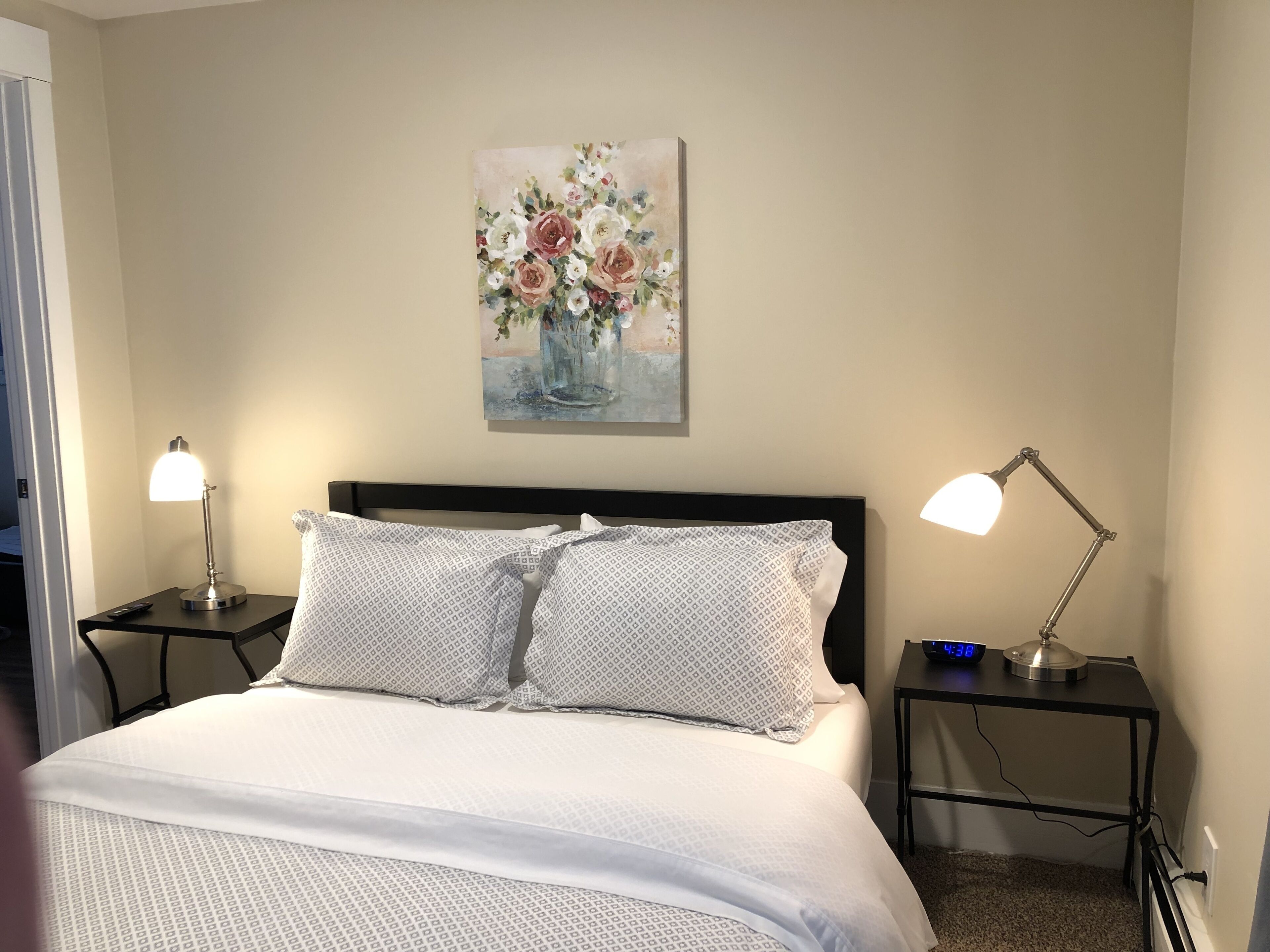 2 soverom, skrivebord, strykejern/-brett og wi-fi (inkludert)