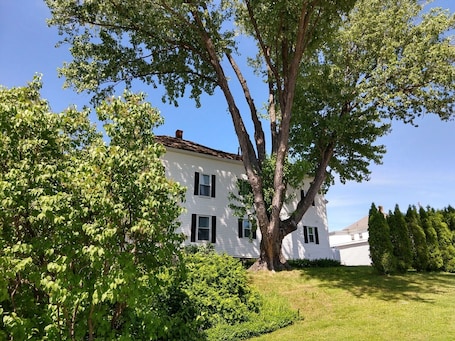 Exterior. Spacious White Mountain renovated 2 bedroom