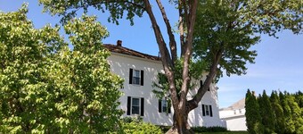 Spacious White Mountain renovated 2 bedroom