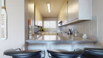 Business Apartment | Private kitchen | Fridge, microwave, oven, stovetop