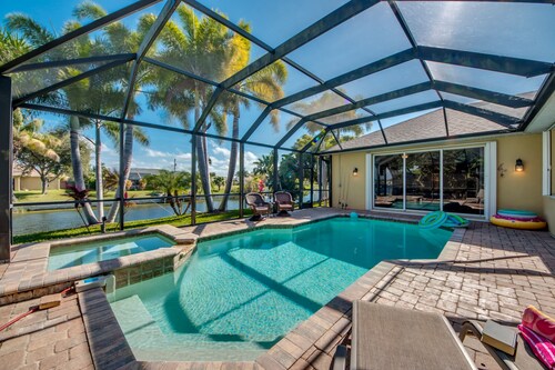 Breezy Palm, Family Friendly Home On The Water-Heated Elec Pool-Spa, WIFI