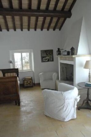 TV, caminetto, lettore DVD, libri
