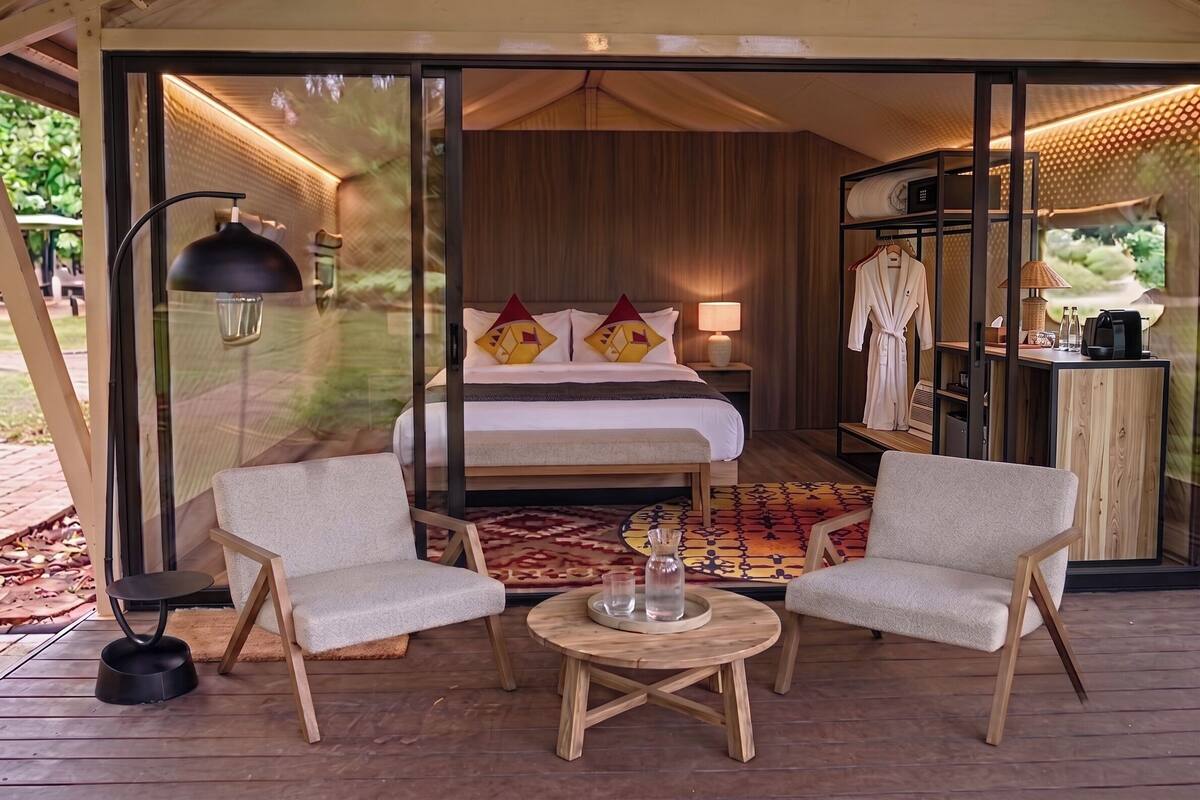 The Namkhan Glamping | Bộ trải giường bằng vải cotton Ai Cập, bộ đồ giường cao cấp, minibar 